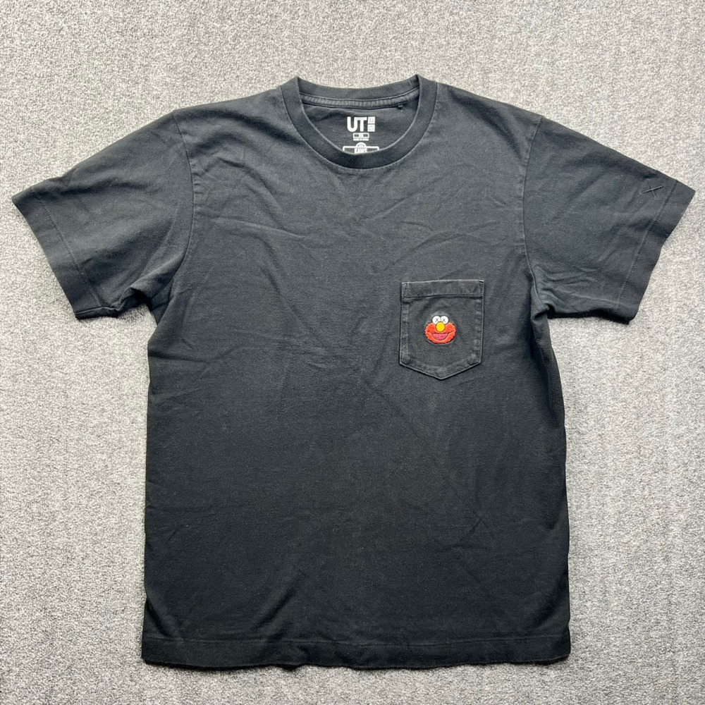 Uniqlo‎ KAWS Sesame Street T-Shirt Adult XS Black Elmo Pocket Graphic Tee